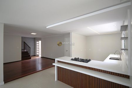 6_photo/94dce56a43.64b1cfad6bd383d8-ATLAS-77800de6-af59-4528-aba5-2296fdf8bd8e.jpg de casa à venda com 4 quartos, 295m² em Cajuru, Curitiba