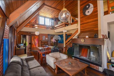 3_photo/94dce5a0e9.958ab4e2955fd321-ATLAS-c45e3360-9c00-48e9-8b81-a42cdc42a73b.jpg de casa à venda com 4 quartos, 322m² em Tarumã, Curitiba