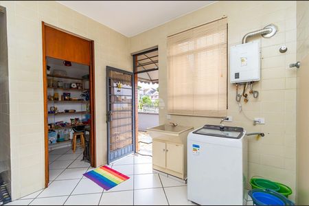 47_photo/94dce5a737.26a6c0594c64ae71-ATLAS-fb2c63f8-27e0-42fc-af90-d73a327268ae.jpg de casa à venda com 4 quartos, 271m² em Tarumã, Curitiba