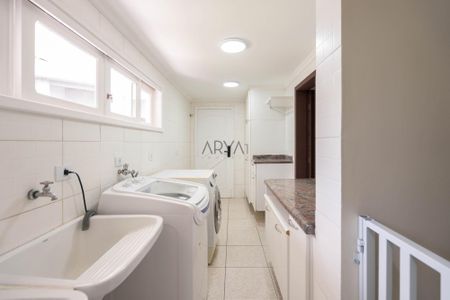 19_photo/94dce5b0df.d2f70d4d9a40d25a-ATLAS-94a2fd40-a655-455d-857c-be51e56b258d.jpg de casa à venda com 5 quartos, 450m² em Jardim Social, Curitiba