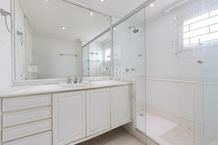 45_photo/94dce5b10f.52c59c0786f5d273-ATLAS-e025bed8-5c26-49ab-be62-5fad4df2f9e7.jpg de casa à venda com 4 quartos, 649m² em Jardim Social, Curitiba