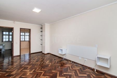 19_photo/94dce5b9e9.f2c8c659ffa0a6bc-ATLAS-e01ef028-c557-4d9e-8df3-b6bede4ab2a6.jpg de casa à venda com 4 quartos, 318m² em Jardim Social, Curitiba