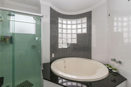 2_photo/94dce5c15f.b5da8a9e89e1b846-ATLAS-6c4206ae-0cca-43ff-a8d1-796947d77dcb.jpg de casa à venda com 3 quartos, 260m² em Bacacheri, Curitiba