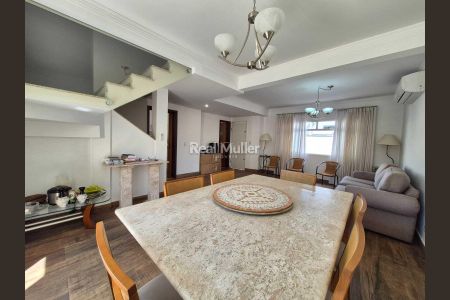 2_photo/94dce5c19d.e9a0370e41ffee45-ATLAS-b531f03b-0d22-46e1-bbf3-1b70e9ad5584.jpg de casa à venda com 3 quartos, 170m² em Bacacheri, Curitiba