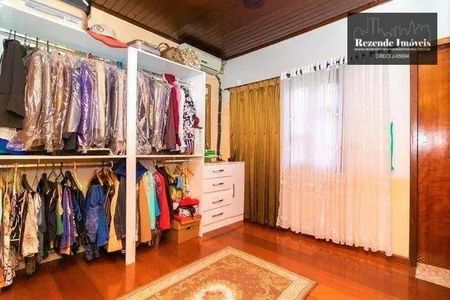 2_photo/94dce5c1f1.5439dae836849c80-ATLAS-51bb8e42-ebd6-45c8-8130-bfa1bb063ba0.jpg de casa à venda com 4 quartos, 398m² em Bacacheri, Curitiba