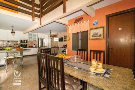 4_photo/94dce5c1f1.eef4d4ed5dafe0c3-ATLAS-a18344c2-1a8f-4361-baaa-2dba5fd7a747.jpg de casa à venda com 4 quartos, 398m² em Bacacheri, Curitiba