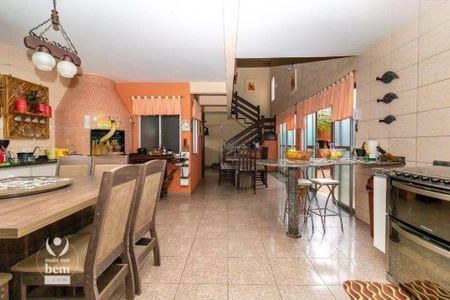 5_photo/94dce5c1f1.eef4d4ed5dafe0c3-ATLAS-c33f6052-e646-47cd-bfad-0205e875a5b9.jpg de casa à venda com 4 quartos, 398m² em Bacacheri, Curitiba