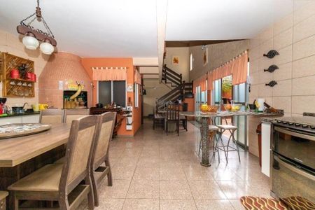 4_photo/94dce5c1fb.b88e781a7551a754-ATLAS-982a73e5-410d-4d68-b049-f5c4e1eda8f2.jpg de casa à venda com 4 quartos, 398m² em Bacacheri, Curitiba