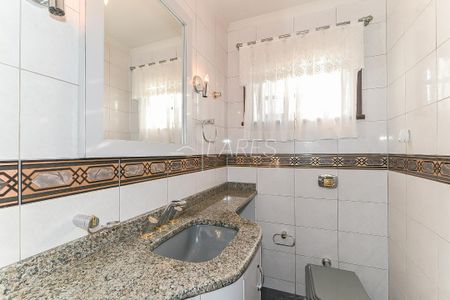 21_photo/94dce5c2cb.b7a28b76476596d7-ATLAS-2a0e93db-8f64-491e-83b0-ee7f4ef5c3f1.jpg de casa à venda com 5 quartos, 400m² em Bacacheri, Curitiba