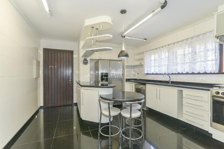 19_photo/94dce5c2cb.b7a28b76476596d7-ATLAS-71b81d16-bc0b-4c8f-b1e2-ffd041a15b16.jpg de casa à venda com 5 quartos, 400m² em Bacacheri, Curitiba