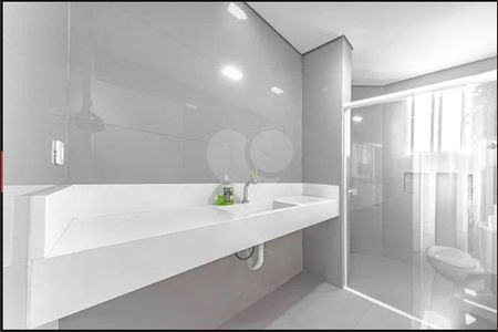 8_photo/94dce5c71f.bdf1def5ceb5107f-ATLAS-d84bafaa-2512-4548-aecd-24c8df174c5f.jpg de casa à venda com 4 quartos, 290m² em Bacacheri, Curitiba