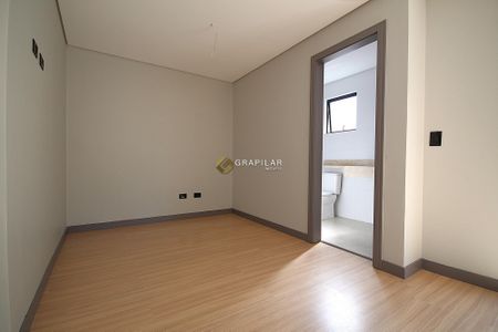 1_photo/94dce5c8ab.66cec5d233657e69-ATLAS-03bd99b9-29e9-431f-93ae-5d098424da22.jpg de casa à venda com 3 quartos, 204m² em Bacacheri, Curitiba