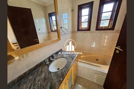5_photo/94dce5c8ab.6a62c812bfd1b9a5-ATLAS-7f48d304-dfac-4c20-91e3-169fee72699f.jpg de casa à venda com 5 quartos, 237m² em Jardim Social, Curitiba