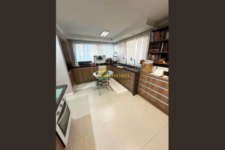 8_photo/94dce5c9c7.49e5f4e107e90c19-ATLAS-15faff8c-072f-493d-88ff-0161669b5f2a.jpg de casa à venda com 3 quartos, 461m² em Jardim Social, Curitiba