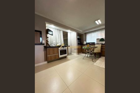 8_photo/94dce5c9c7.49e5f4e107e90c19-ATLAS-e9522e5a-a099-459f-8acd-cdba5d4e821c.jpg de casa à venda com 3 quartos, 461m² em Jardim Social, Curitiba