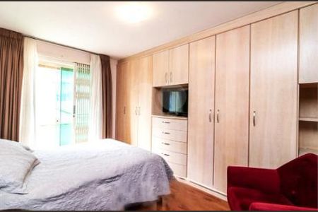 5_photo/94dce5d1cd.3e6957092a4c223d-ATLAS-15ce3e18-d751-4e3c-aeb7-f590d7e4fce6.jpg de casa à venda com 4 quartos, 150m² em Bacacheri, Curitiba