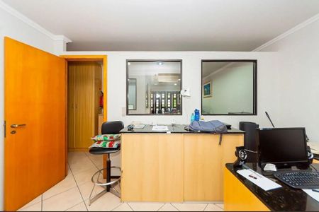 45_photo/94dce5d307.ceff8192393c33de-ATLAS-c07a3d92-2505-4f20-b375-7c4edbe509d5.jpg de casa à venda com 3 quartos, 416m² em Bacacheri, Curitiba