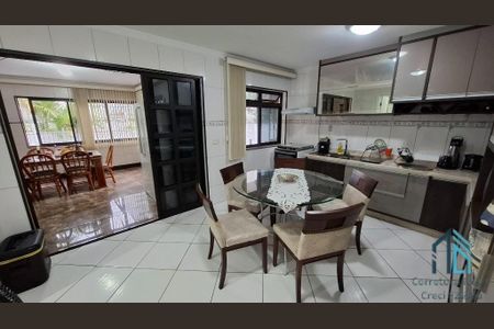 13_photo/94dce5d59f.ceff8192393c33de-ATLAS-9b8b762b-c368-42ce-bed0-85e7bb32f70b.jpg de casa à venda com 7 quartos, 640m² em Bacacheri, Curitiba