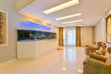 2_photo/94dce5e0bf.ceff8192393c33de-ATLAS-0be471ce-0baf-4aba-897a-ff755019d190.jpg de casa à venda com 3 quartos, 284m² em Bacacheri, Curitiba