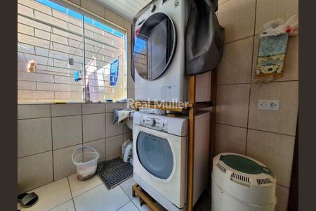 4_photo/94dce5e24d.598c66e7e5047e83-ATLAS-227c3ded-4813-4e80-8a9b-92add65e2454.jpg de casa à venda com 4 quartos, 181m² em Bacacheri, Curitiba