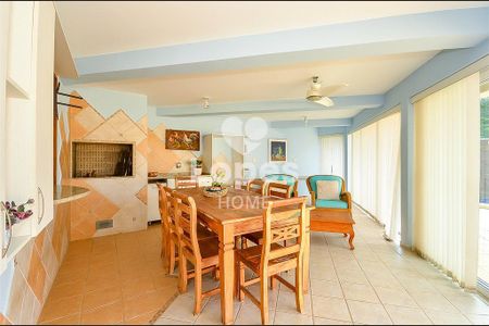 47_photo/94dce5e803.82be18ad98973cde-ATLAS-baaa3294-00f9-40ea-9817-02d505e5ee11.jpg de casa à venda com 4 quartos, 500m² em Bacacheri, Curitiba