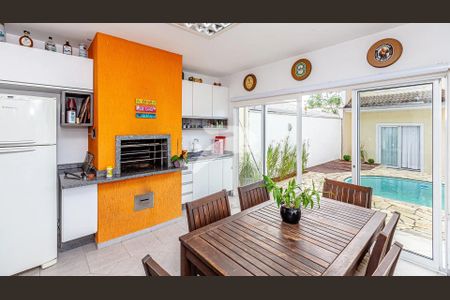 1_photo/94dce622bb.b760bf5d8bb46efe-ATLAS-b2c909a4-e967-4788-a091-cd2e9fbd1a74.jpg de casa à venda com 2 quartos, 199m² em Santa Cândida, Curitiba