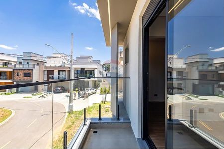 38_photo/94dce64c0b.8cc17f8f7b4e5195-ATLAS-a089cbb8-af15-42b0-ab6e-31f8d498d862.jpg de casa à venda com 4 quartos, 247m² em Santa Cândida, Curitiba