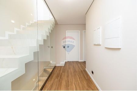 42_photo/94dce64c0b.8cc17f8f7b4e5195-ATLAS-c58495e7-8428-4b38-96a9-ee534d7f2aa8.jpg de casa à venda com 4 quartos, 247m² em Santa Cândida, Curitiba