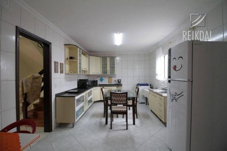 13_photo/94dce66bbd.dc8bbd111761e841-ATLAS-530ed91c-0b8e-40a9-9dcd-d352340f4c48.jpg de casa à venda com 4 quartos, 169m² em Tingui, Curitiba