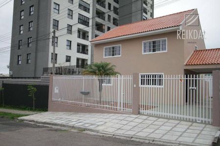 2_photo/94dce66bbd.dc8bbd111761e841-ATLAS-eaeeb88f-cd0e-48a6-9ea8-fed4a6fe84c2.jpg de casa à venda com 4 quartos, 169m² em Tingui, Curitiba