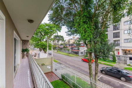 6_photo/94dce678b7.6eaa33ef77f76814-ATLAS-a1dc86ff-9fc8-4d7d-9db0-e2b0de2be185.jpg de casa à venda com 4 quartos, 324m² em Bacacheri, Curitiba