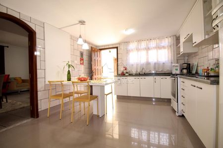 7_photo/94dce67a27.dc8bbd111761e841-ATLAS-3f062c56-b9d3-4d01-852d-933a323cbff7.jpg de casa à venda com 4 quartos, 210m² em Bacacheri, Curitiba