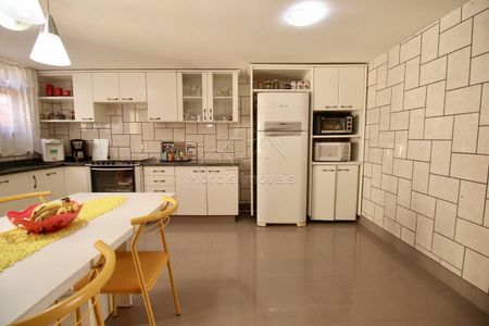 5_photo/94dce67a27.dc8bbd111761e841-ATLAS-cf7510c0-749b-468d-8d29-b7dff2ddc30e.jpg de casa à venda com 4 quartos, 210m² em Bacacheri, Curitiba