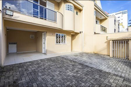 4_photo/94dce67efd.64be89600eea995d-ATLAS-b8f2996d-06a7-4b94-aec9-7b259dd7cde3.jpg de casa à venda com 3 quartos, 183m² em Bacacheri, Curitiba