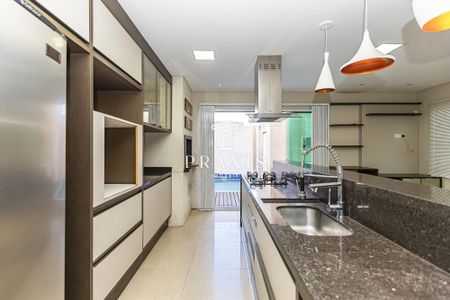 34_photo/94dce683d1.a1d48978715eb3ca-ATLAS-e5526bf8-cb9b-4311-aa28-ad99a5647492.jpg de casa à venda com 6 quartos, 400m² em Cabral, Curitiba