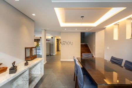 20_photo/94dce691a9.2a1a7eab47efdb15-ATLAS-b5e2e27d-2df9-44e7-8379-5cbaf74417b4.jpg de casa à venda com 4 quartos, 463m² em Boa Vista, Curitiba