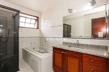 37_photo/94dce697cf.6b2453e70642c87c-ATLAS-9ac008ac-825c-42d6-850c-3b2aa30da2d8.jpg de casa à venda com 3 quartos, 225m² em Ahú, Curitiba