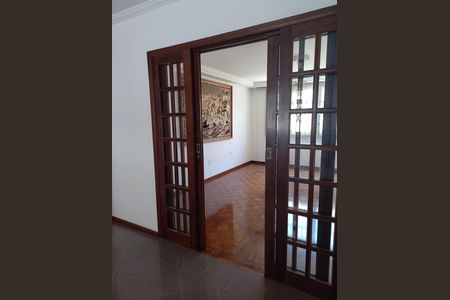 1_photo/94dce6982f.0497ce05b5ed56f3-ATLAS-d1e1d954-64e2-4278-bd7f-268b72bdb67c.jpg de casa à venda com 4 quartos, 748m² em Ahú, Curitiba