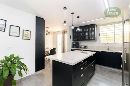 1_photo/94dce6a1db.733a2fecce93ffd7-ATLAS-0442ea20-e621-4b9d-862a-d98d59e21716.jpg de casa à venda com 4 quartos, 267m² em Juvevê, Curitiba