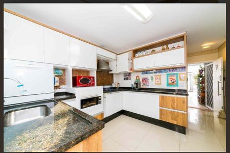 13_photo/94dce6a6c9.4f48e483d4bcdc3b-ATLAS-79236b72-1bcd-4a24-a1ff-e6ce4e0d6168.jpg de casa à venda com 4 quartos, 160m² em Ahú, Curitiba