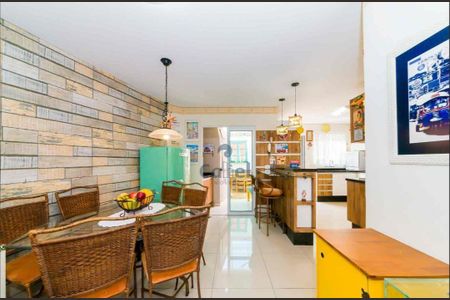 5_photo/94dce6a6c9.4f48e483d4bcdc3b-ATLAS-fb713aad-758c-4e07-b3a5-b87e7af15bae.jpg de casa à venda com 4 quartos, 160m² em Ahú, Curitiba