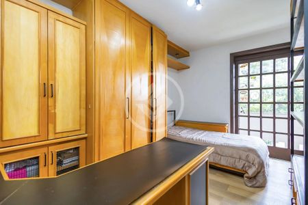 4_photo/94dce6a9b3.3aed5bbd04158097-ATLAS-13f9cbd2-9269-4df5-a1bf-3b915a26b7f1.jpg de casa à venda com 4 quartos, 330m² em Bom Retiro, Curitiba