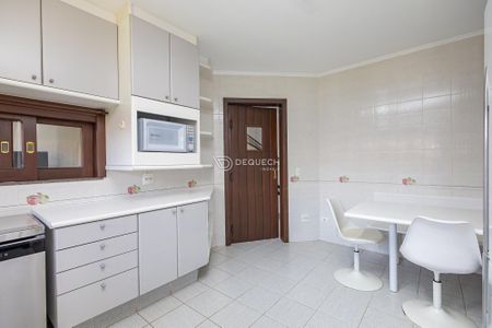 6_photo/94dce6a9b3.3aed5bbd04158097-ATLAS-1995cdcb-d546-4613-8b72-a111b623b2d8.jpg de casa à venda com 4 quartos, 330m² em Bom Retiro, Curitiba