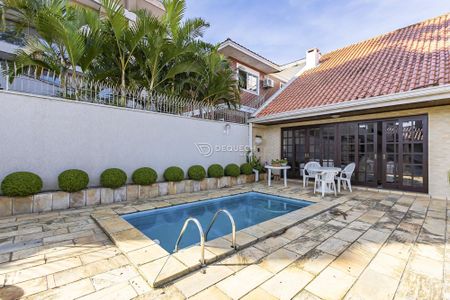 12_photo/94dce6a9b3.3aed5bbd04158097-ATLAS-7192b9d1-a5c4-4ef6-b076-ce266119393a.jpg de casa à venda com 4 quartos, 330m² em Bom Retiro, Curitiba