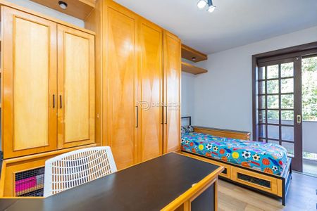 19_photo/94dce6a9b3.3aed5bbd04158097-ATLAS-ab0b58ab-0d61-4e0c-a9d8-138af778e330.jpg de casa à venda com 4 quartos, 330m² em Bom Retiro, Curitiba