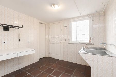 9_photo/94dce6aabd.3c78d5fe0f4aa243-ATLAS-346f070f-a4c8-4c8b-97f1-eca60b48a7a9.jpg de casa à venda com 4 quartos, 347m² em Mercês, Curitiba