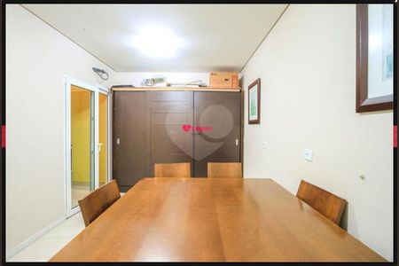 43_photo/94dce6ac9d.3ee5ed07a73c3bf1-ATLAS-77cf9ce9-a36d-442b-b8e3-c4814377e66a.jpg de casa à venda com 6 quartos, 321m² em Bom Retiro, Curitiba