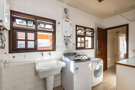 4_photo/94dce6ad5f.9c5959cca0926d06-ATLAS-189de3f5-c486-490a-9c94-2f96268ab6ca.jpg de casa à venda com 5 quartos, 440m² em Bom Retiro, Curitiba