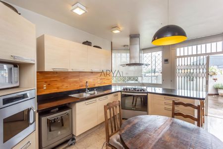 32_photo/94dce6af27.7a50efcce9b70fc8-ATLAS-d377f2b4-76d9-4b1d-9ec3-d11fe23dc337.jpg de casa à venda com 4 quartos, 300m² em Bom Retiro, Curitiba