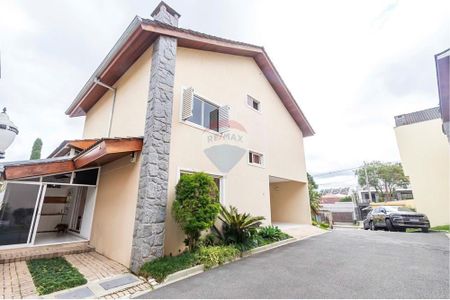 2_photo/94dce6b1e1.01061cb6ad72014f-ATLAS-02b5804f-b733-4743-a2a7-d50ff24aa88a.jpg de casa à venda com 3 quartos, 282m² em Bom Retiro, Curitiba